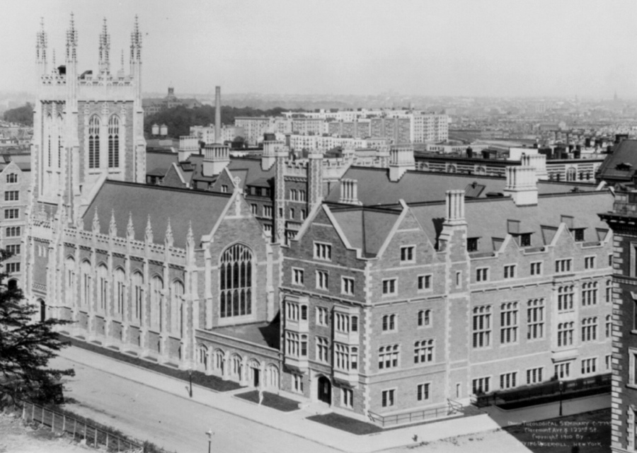 上图：纽约协和神学院（Union Theological Seminary in the City of New York），摄于1910年。这所神学院目前附属于附近的哥伦比亚大学。
